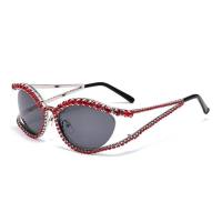 Katzenaugen-Diamant-Sonnenbrille Europäische und amerikanische Straßenfotografiebrille Internet-Promi-Modell farbige Diamant-Sonnenbrille mit Sonnenschutz für Frauen  rot