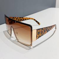Neue trendige quadratische einteilige Sonnenbrille mit großem Rahmen, modische und vielseitige rahmenlose Sonnenbrille mit breiter Krempe für Straßenaufnahmen mit Persönlichkeit  Champagner