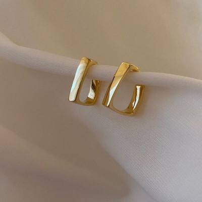 Unregelmäßige glänzende vergoldete geometrische quadratische Design kleine Ohrringe Internet-Promi-Ohrringe Nischenohrringe für Frauen