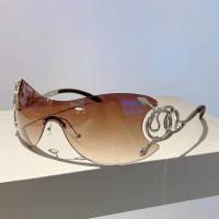 نظارات شمسية عصرية جديدة بدون إطار على شكل ثعبان من قطعة واحدة مع إحساس بالتكنولوجيا نظارات شمسية مضحكة Y2K  لون الشمبانيا