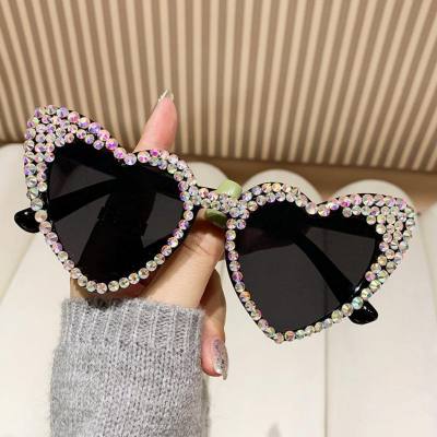 Novos óculos de sol europeus e americanos cravejados de diamantes para mulheres, óculos de sol da moda em formato de coração, óculos de coração pêssego da moda, cor gelatinosa