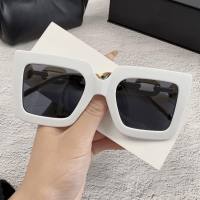 New chain anti-ultraviolet sunglasses European and American fashion square frame women's high-end sunglasses  White