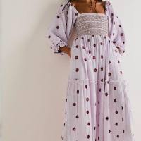 Neues, lässiges Swing-Kleid mit Trompetenärmeln, besticktem quadratischen Kragen und Sonnenblumenmuster für den Herbst  Helles Lila