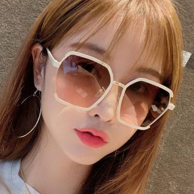 Gafas de sol de temperamento de estilo coreano, visera de viaje de metal para mujer, medio marco, cara redonda, estilo ins, gafas de sol anti-ultravioleta para disparar en la calle
