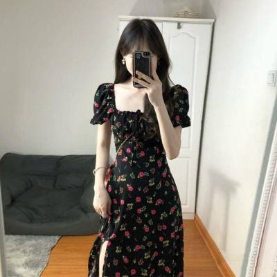 Schwarzes Kleid mit kleinen Blumenmuster, neuer Sommer im koreanischen Stil, quadratischer Kragen, Puffärmel, Schlitz in der Taille, schlanker A-Linienrock