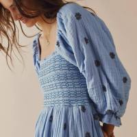 Neues, lässiges Swing-Kleid mit Trompetenärmeln, besticktem quadratischen Kragen und Sonnenblumenmuster für den Herbst  Himmelblau