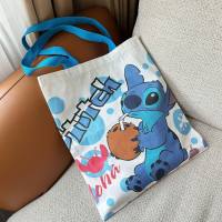 "حقيبة كتف بتصميم شخصية Stitch (ستيتش) الكرتونية، تتميز بطابعها اللطيف والمميز، مصنوعة من قماش الكانفاس، مناسبة لحملها على الكتف، مستوحاة من شخصية الفضاء الصغيرة  أزرق فاتح