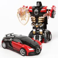Une voiture de déformation par inertie de collision pour enfants heurte une voiture jouet  rouge