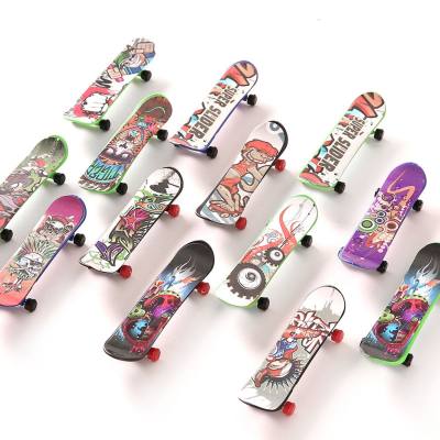 Kreatives Fingerspitzen-Finger-Skateboard aus Kunststoff, kreatives Desktop-Spielzeug zum Stressabbau, Fingerspitzen-Skateboard