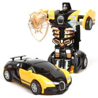 Une voiture de déformation par inertie de collision pour enfants heurte une voiture jouet  Jaune