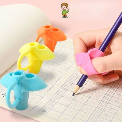 Cubierta de bolígrafo de tres dedos de silicona para caligrafía para principiantes de jardín de infantes corrector de agarre de bolígrafo de tres dedos para estudiantes de primaria para prevenir la miopía