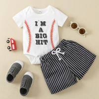 Conjunto de pantalones cortos a rayas y mameluco con estampado de letras de fútbol para bebés y niños  Blanco