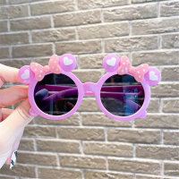 Lindas gafas de sol de dibujos animados para niños.  Púrpura