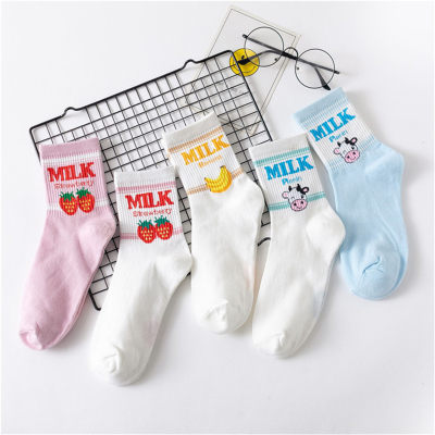 5 Paar mittellange Socken mit Buchstaben in Milch-Erdbeer-Optik für große Kinder