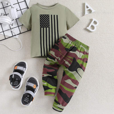 Camiseta de manga curta e calça camuflada com padrão listrado infantil de 2 peças