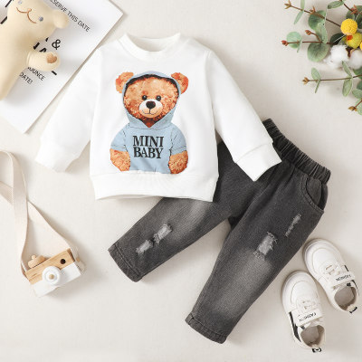 Top a maniche lunghe stampato con orsetto neonato e pantaloni dritti in denim