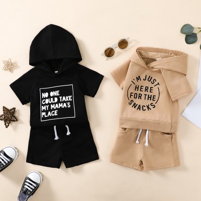 T-shirt e pantaloncini con cappuccio con motivo a lettere sportive da neonato