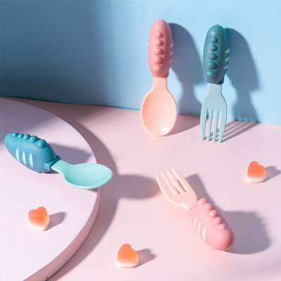 Set di cucchiai da forchetta per mangiare con manico corto in silicone per bambini
