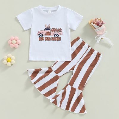Camiseta de manga corta con estampado de letras y vehículos para niña pequeña de 2 piezas y pantalones acampanados a rayas