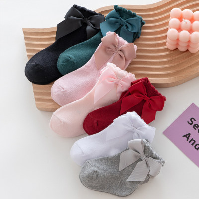 Calcetines de color liso con decoración de lazo para niña pequeña