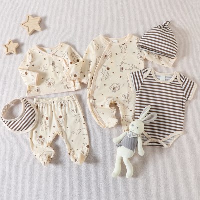 Set de regalo de varias piezas con mameluco para bebé niña con estampado de conejo