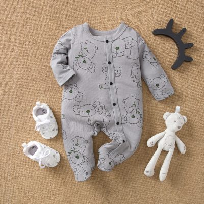Mameluco de manga larga con pies y piernas largas con diseño de koala en toda la prenda para bebé niño