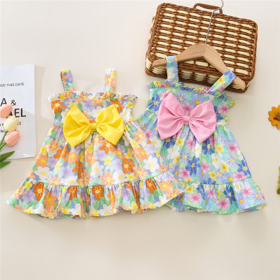 Vestido suspensório para menina bebê com padrão floral e laço