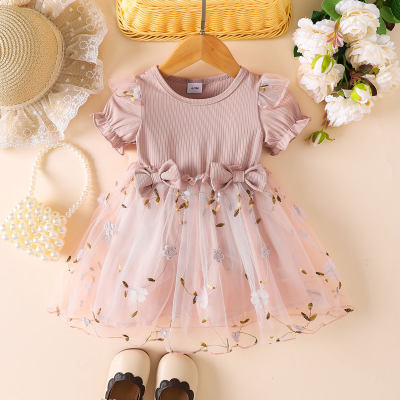 Vestido de malla floral de manga corta con decoración de volantes y lazo de color sólido para niña bebé