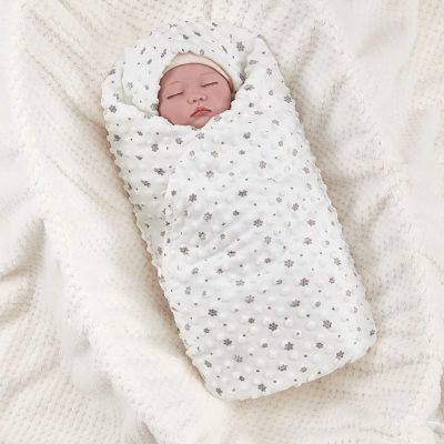Um cobertor confortável de veludo de camada dupla para bebê outono e inverno