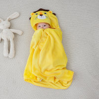 Um pedaço de toalha de banho com capuz em forma de animal para recém-nascidos  Amarelo