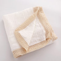 Um pedaço de manta fina de algodão com borla de verão para recém-nascidos  Branco