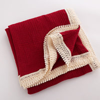 Un pezzo di sottile coperta estiva in cotone con nappe per neonati  Rosso