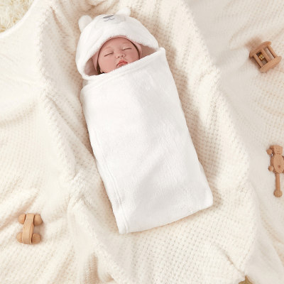 Um pedaço de toalha de banho com capuz em forma de animal para recém-nascidos