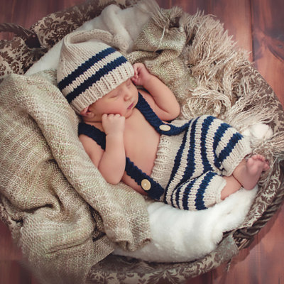 Baby Boys 2 قطعة منسوجة يدويًا مخططة ملابس أطفال للتصوير الفوتوغرافي حمالات وزرة وقبعة