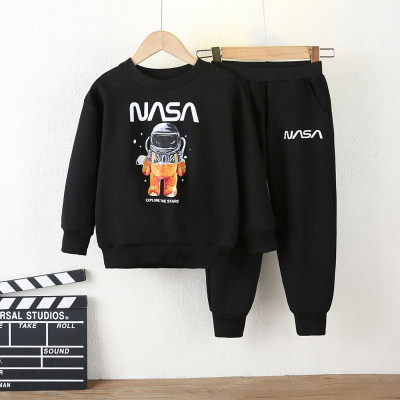 Top a maniche lunghe e pantaloni dritti stampati con lettere e astronauta per bambini in 2 pezzi