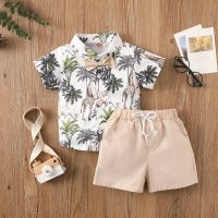 Neuer Frühlings- und Sommeranzug für Jungen mit Blattmuster und Shorts im Strandurlaubsstil, zweiteiliger Anzug mit Kurzarm-Shorts  Weiß