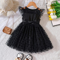فستان للطفلة الصغيرة مكون من قطعتين، يتميز بتصميم بلا أكمام مع تفاصيل من الدانتيل المخملي المزخرف بنقاط، مع حزام متناسق.  أسود