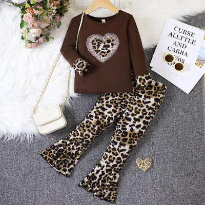 2 piezas para niña pequeña con estampado de leopardo, top decorado con amor y pantalones acampanados con estampado de leopardo