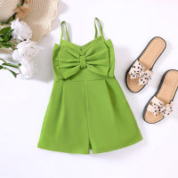 ملابس جديدة للفتيات الصغيرات منتصف الحجم والصغيرات، تتميز بشورت بحمالات بألوان صيفية، مع قوس حريري، يغطي الجزء العلوي من الجسم  أخضر