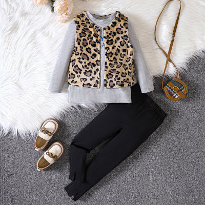Top de cuello redondo con letras para niña pequeña de 3 piezas, chaleco con estampado de leopardo y pantalones de pie pequeño de color sólido