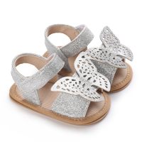 Einfarbige Sandalen mit offenem Zehenbereich und Klettverschluss für Babys und Mädchen mit Schmetterlingsdekor  Silber