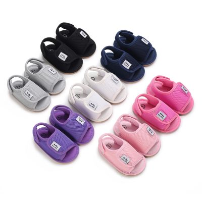 Zapatos de bebé con letras de color liso para bebé