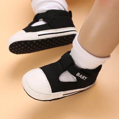 Zapatos de lona de velcro de caña alta con patrón de letras de color sólido para bebé