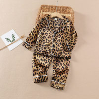 Conjunto de homewear de cetim de manga comprida com estampa de leopardo de moda infantil  Castanho