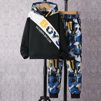 2 piezas Kid Boy combinación de varias telas de camuflaje con capucha y pantalones a juego con estampado de letras