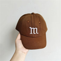 قبعة كرتونية مطرزة بحرف M للأطفال  قهوة