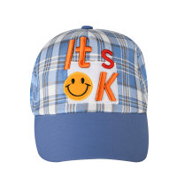 قبعة وجه مبتسم للأطفال مع حروف  أزرق