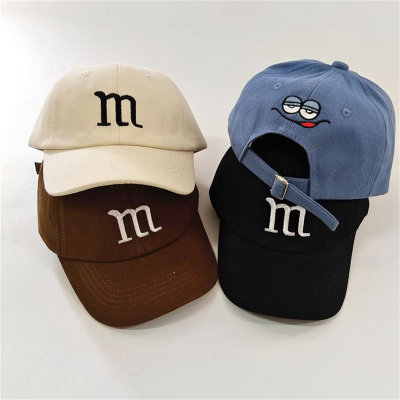 قبعة كرتونية مطرزة بحرف M للأطفال