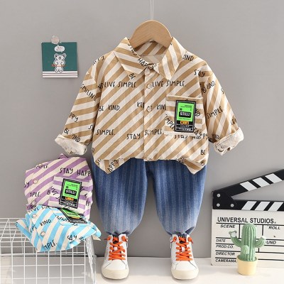 Camisa de manga larga con estampado de letras a rayas para niños pequeños de 2 piezas y pantalones de color degradado