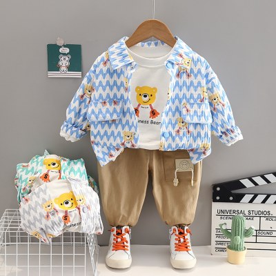 Top infantil estampado de urso menino de 3 peças, camisa com estampa de listras combinando e calças de cor sólida